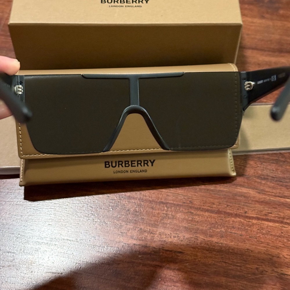 Burberry Black Visor Sunglasses with Tan Case - Picture 5 of 14